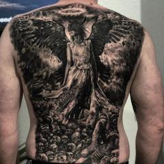 Anioł tatuaż męski na plecach