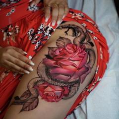 Damski tatuaż kwiaty i wąż