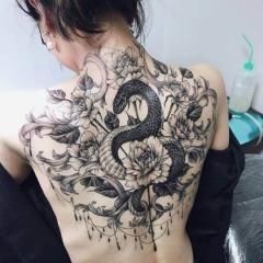 Damski tatuaż wąż na plecach