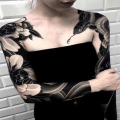 Damskie tatuaże czarne na rękach