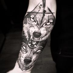 Dwa wilki tatuaż męski