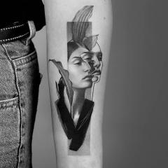 Kobieta portret ciekawy wzór tatuaż