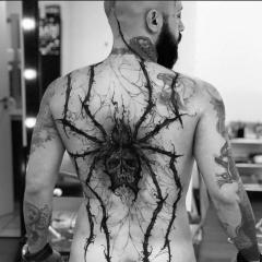 Męski tatuaż czaszka pająk