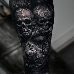 Męski tatuaż dwie czaszki na ręce