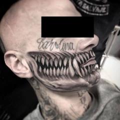 Męski tatuaż na twarzy