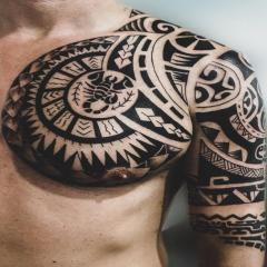 Męski tatuaż tribal