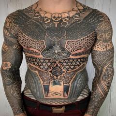 Męskie tatuaże klatka brzuch