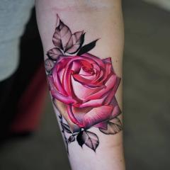 Piękna róża tatuaż damski