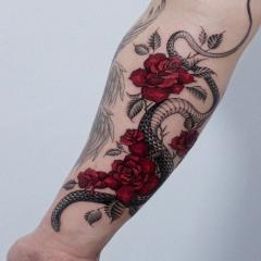 Róże wąż damskie tatuaże