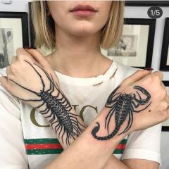 Skorpion na jednej ręce tatuaż