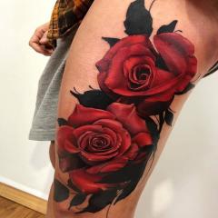 Tatuaż czerwone róże na nogach