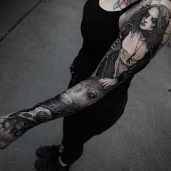 Tatuaż damski mroczny rękaw