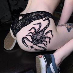 Tatuaż damski pośladek skorpion
