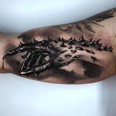 Tatuaż dłoń z kolcami