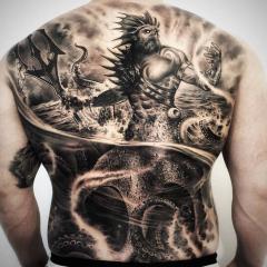 Tatuaż męski na plecach Bóg wody