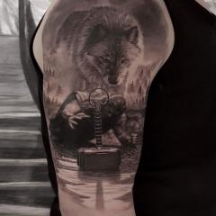 Tatuaż męski wilk na ramieniu