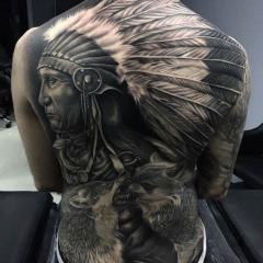 Tatuaż na plecach indianin