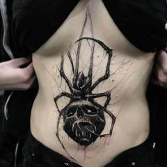 Tatuaż pająk na brzuchu