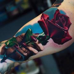 Tatuaż róża i dłoń