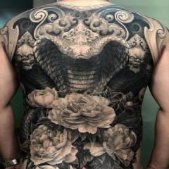 Tatuaż wąż i kwiaty