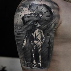 Tatuaż zegar na ramieniu