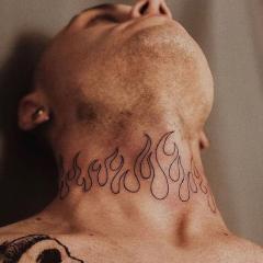Tatuaż płomienie na szyi