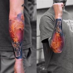 Żarówka tatuaż na ręce
