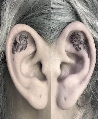 Anioł i diabełek tatuaże w uchu