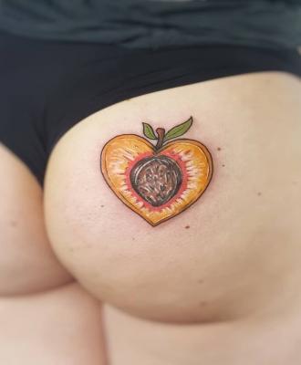 Brzoskwinia tatuaż na pośladku