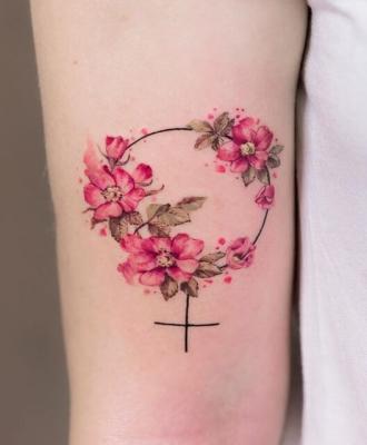 Ciekawy motyw tatuaż kwiaty
