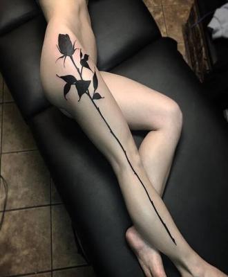 Czarna róża na nodze tatuaż