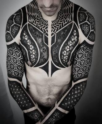 Czarne męskie tatuaże