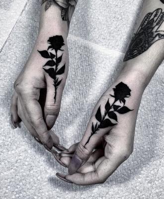 Czarne róże tatuaż na dłoni