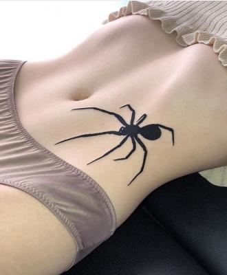 Czarny pająk tatuaż
