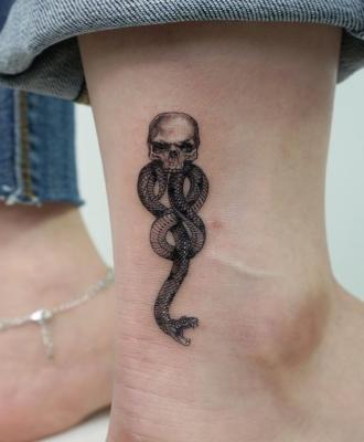 Czaszka wąż tatuaż na kostce