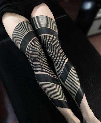 Czerń tatuaż na nogach damski