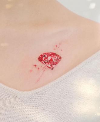 Czerwony diament tatuaż