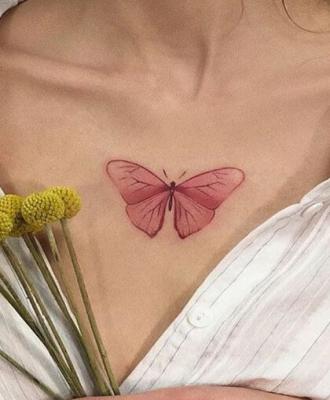 Czerwony motyl tatuaż