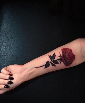 Damska róża tatuaż