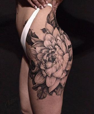 Damski tatuaż biodro kwiaty