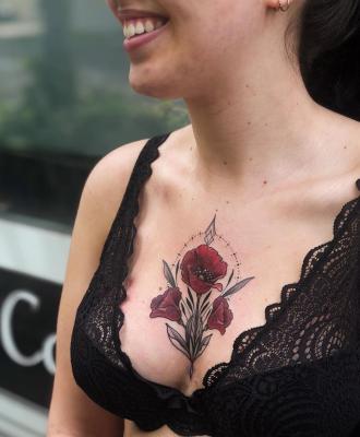 Damski tatuaż klatka piersiowa