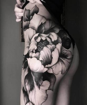 Damski tatuaż kwiaty na pośladku