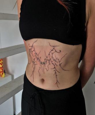 Damski tatuaż na brzuchu