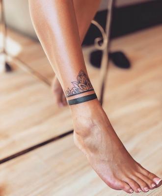 Damski tatuaż na nodze