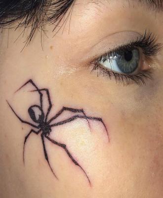 Damski tatuaż pająk