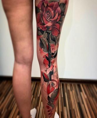 Damski tatuaż róża na nodze
