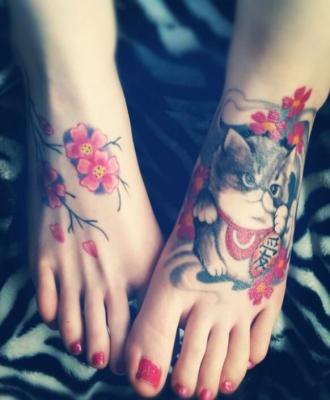 Damskie tatuaże kotek i kwiaty