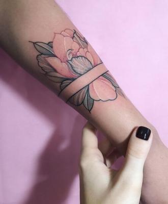 Damskie tatuaże kwiaty na ręce