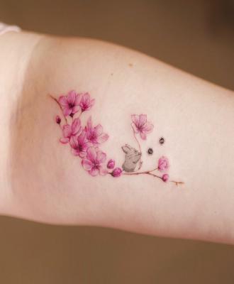 Damskie tatuaże myszka i kwiaty