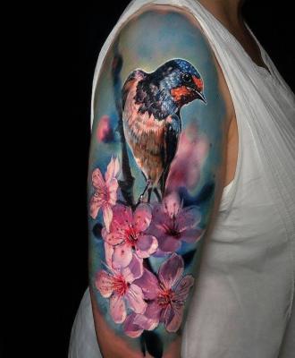 Damskie tatuaże ptak kwiaty